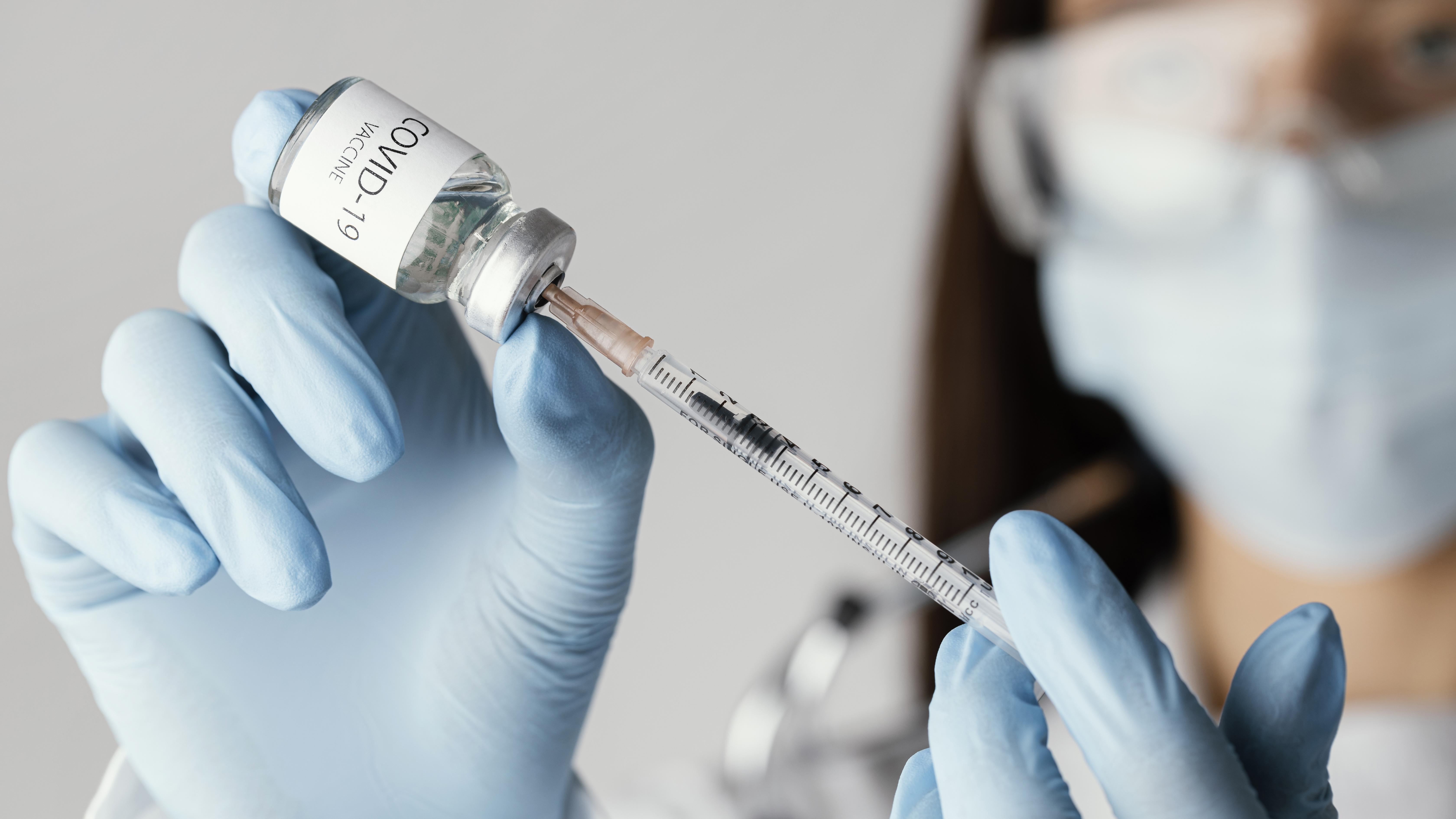Só 13% dos adultos tomaram reforço para Covid com vacina bivalente no país